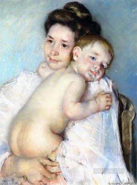María Cassatt Painting - Madre Berthe sosteniendo a su bebé madres hijos Mary Cassatt